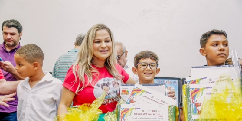 Cícero Lucena premia alunos das escolas municipais que venceram concurso do Ministério Público do Trabalho