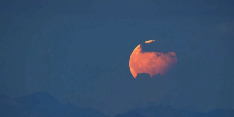 Eclipse lunar mais longo do século será visível do Brasil; Veja
