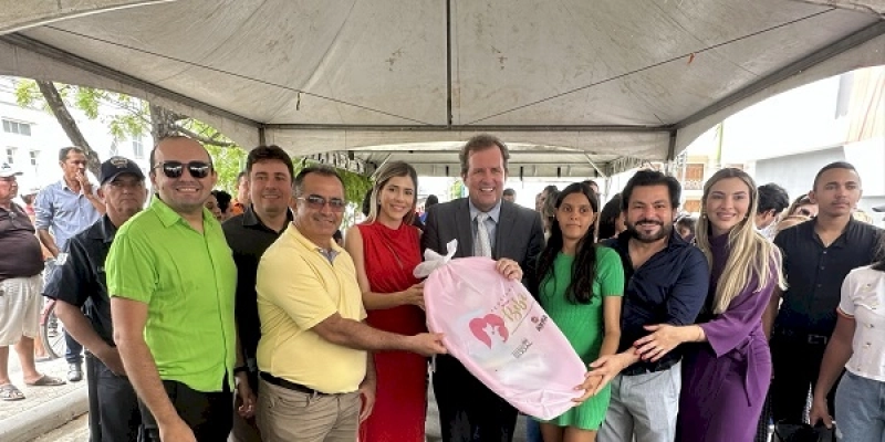 Prefeitura de Sousa realiza entrega de kits de enxovais a mulheres grávidas