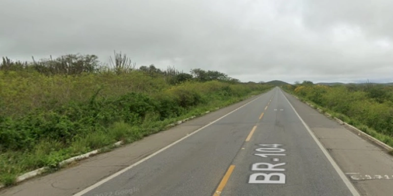 Homem é encontrado sem vida embaixo de caminhão tombado na BR-104, na PB 