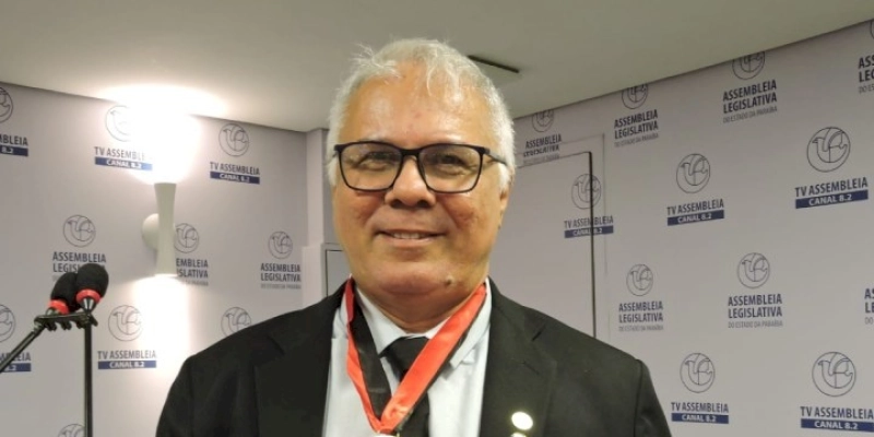 ALPB concede “Medalha Augusto dos Anjos” ao escritor Efigênio Moura