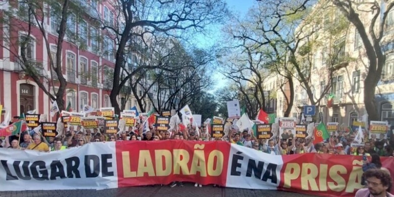 Lula contraria recomendações, discursa no Parlamento Português e é alvo de protestos