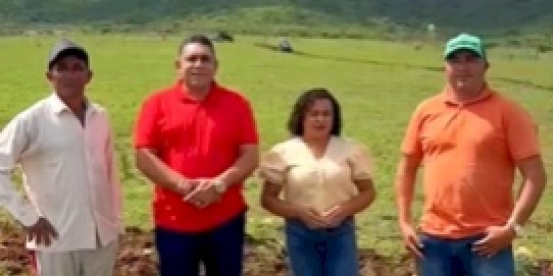 João Neto e a secretária de agricultura Albanete Fernandes, acompanham o trabalho dos tratores que estão realizando o corte de terra na zona rural de Aparecida 