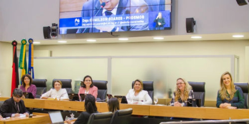 Deputadas reivindicam igualdade de direitos para as mulheres e políticas públicas para combater a violência de gênero