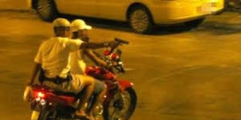 Dupla armada toma moto de popular; veja 