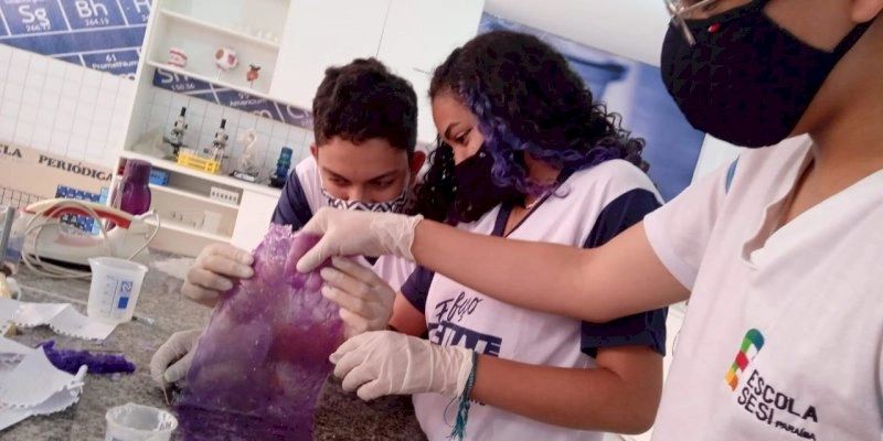 Mulher na ciência: SESI e SENAI incentivam a participação feminina em pesquisas científicas e tecnológicas