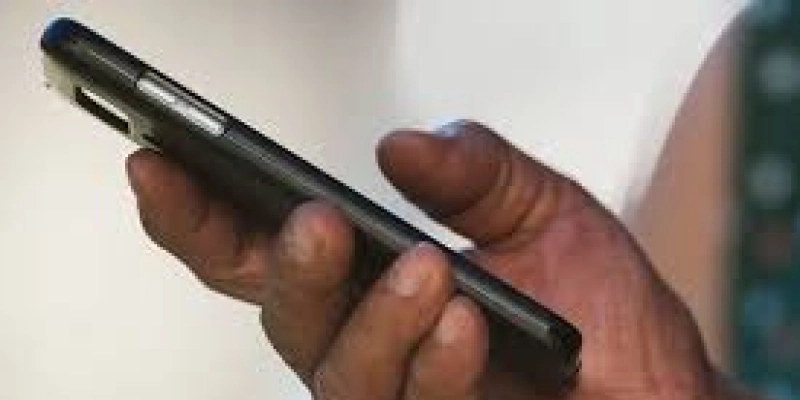 Celulares piratas de 15 estados receberão mensagem de bloqueio a partir desta segunda-feira