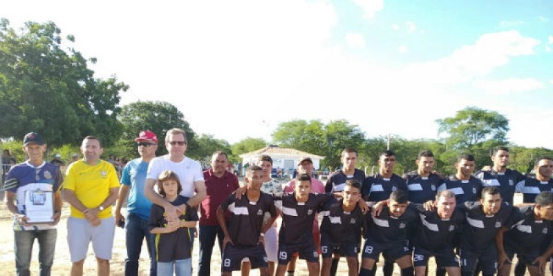Tyrone entrega premiações às equipes campeãs da 4ª Copa Nego Di de Futebol