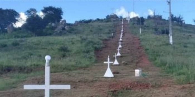 Secretaria de Obras realiza trabalho de limpeza, roço, pintura e iluminação no Cruzeiro do Distrito de Prensa, em Aparecida