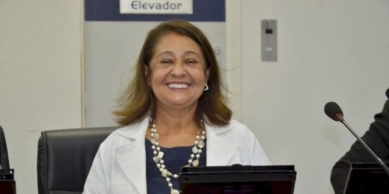 Em Cajazeiras, Vereadora fala da humilhação que passa o Servidor com salários atrasados, e Deputado revela que emprego vira moeda politica