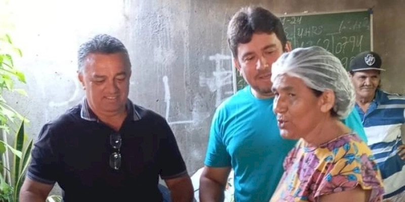 Helder Carvalho e Dênis Formiga participam da entrega de pães no Bairro Mutirão, em Sousa
