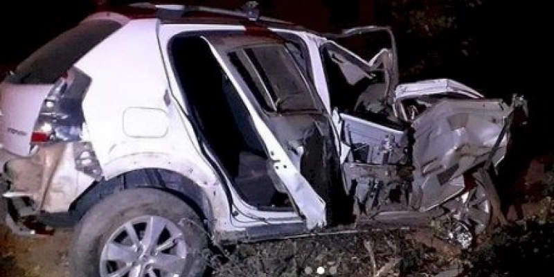 Veículo sai de pista e colide com barranco, vítimas foram socorridas pelo Corpo de Bombeiros e SAMU 