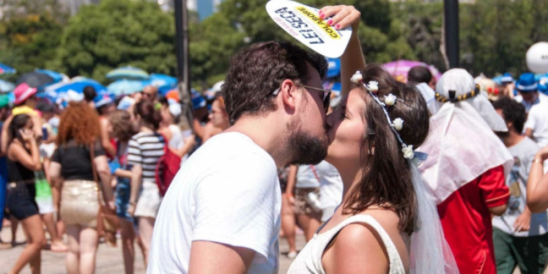 No carnaval, tenha cuidado com a mononucleose, ou doença do beijo