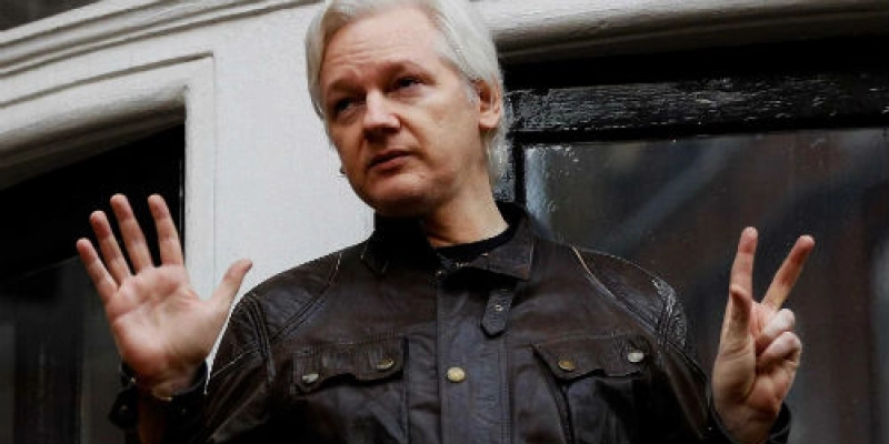 Equador ameaça tirar Julian Assange de embaixada em Londres