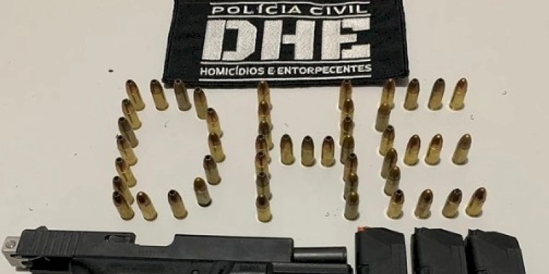Homem é flagrado por policiais da DHE de Patos com pistola na cidade de São Bento 
