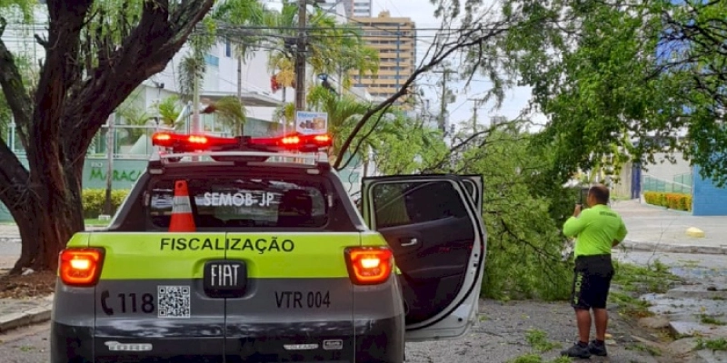 João Pessoa tem chuva e vento fortes e ações da Prefeitura minimizam transtornos