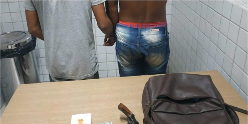 Adolescentes suspeitos de assalto a mão armada na noite de ontem são apreendidos pela PM
