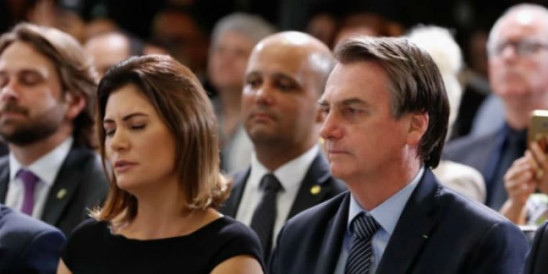 Bolsonaro realiza celebração de Páscoa antecipada no Planalto com banda gospel