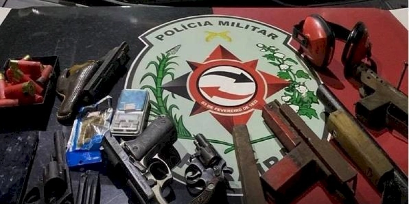 Policiais Militares apreendem cinco armas de fogo e explosivos, na Paraíba