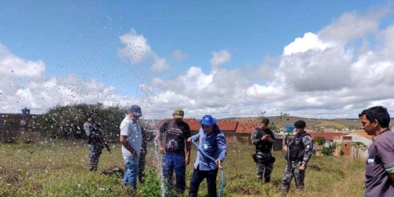 Cagepa e Polícia Militar realizam ação para combater furto de água em adutora, no Sertão