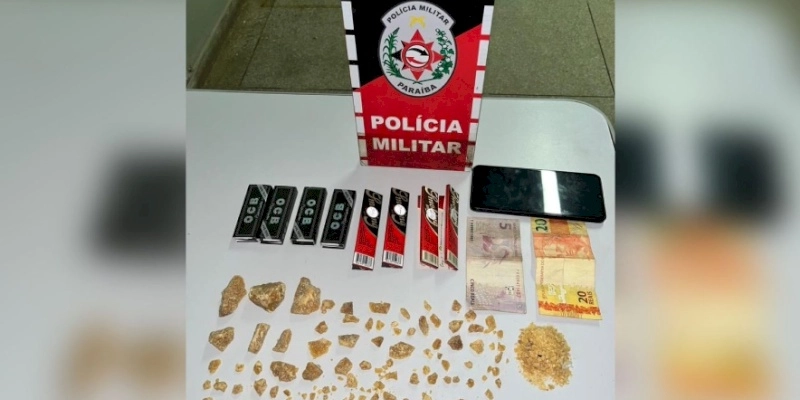 Jovem é preso pela polícia na PB 238, portando quase cem pedras de crack, no sertão paraibano 