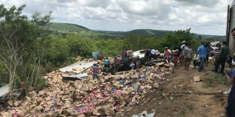 Caminhão de biscoitos tomba na BR-230; Motorista preso as ferragens 