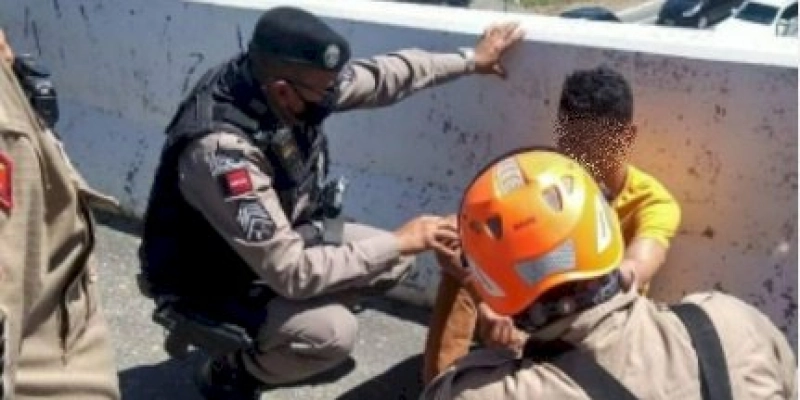 Jovem tenta se jogar de viaduto e é salvo pela Polícia Militar e Corpo de Bombeiros