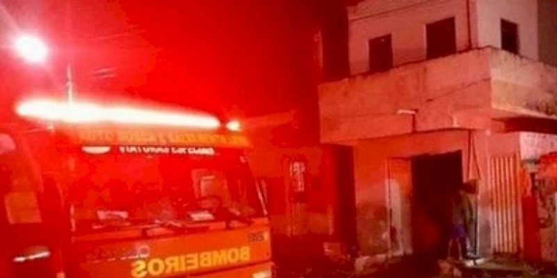 Corpo de Bombeiros é acionado para conter incêndio em residência no Sertão
