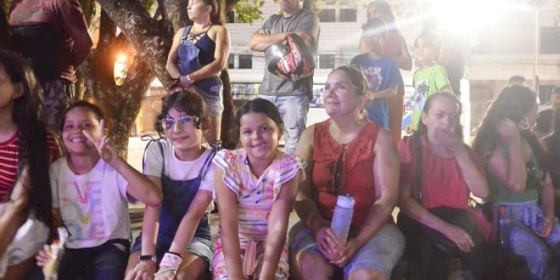 Crianças se divertem e dançam na apresentação de Michael Jackson Cover