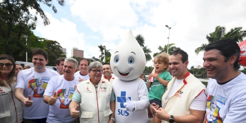 João Azevêdo abre Campanha de Multivacinação e entrega unidade móvel ao Hemocentro para coleta de sangue