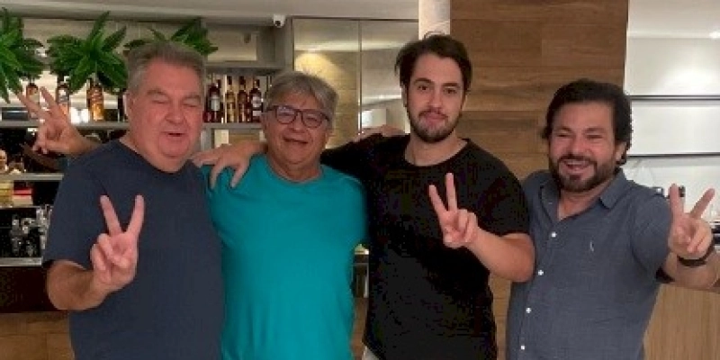 Aldeone, Lindolfo, e Zenildo juntos: um cordão de duas dobras é difícil de ser quebrado