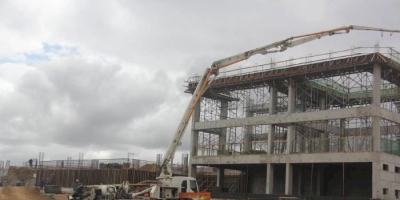 Governadora em exercício visita obras do Centro de Convenções e de escola em Campina Grande