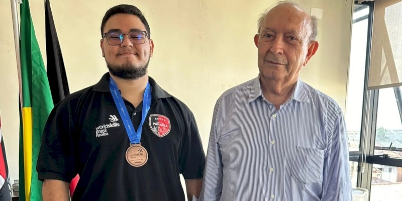 Presidente da FIEPB, Francisco Gadelha entrega medalha a aluno do SENAI premiado na Wordskills