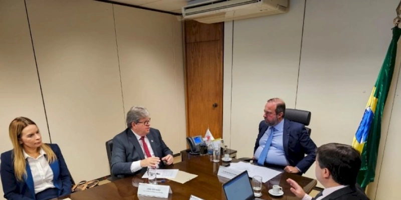 Em Brasília, João Azevêdo solicita a ministro das Minas e Energia investimentos para ampliação de projetos de energias renováveis na Paraíba