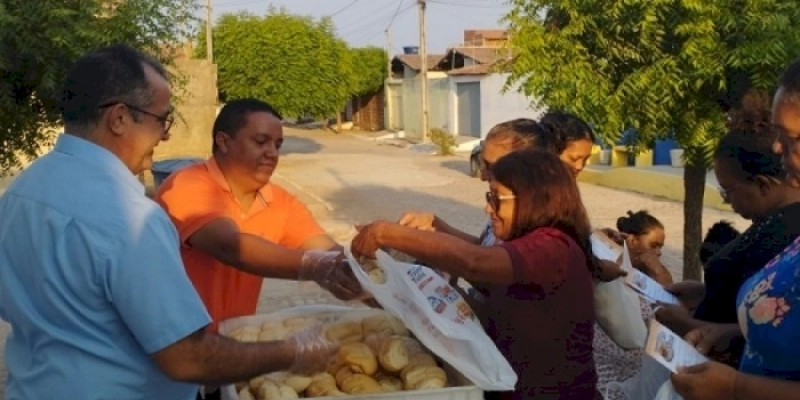 Secretário Roberto Freire e equipe do Programa Pão na Mesa participam de café da manhã e realizam entrega dos pães
