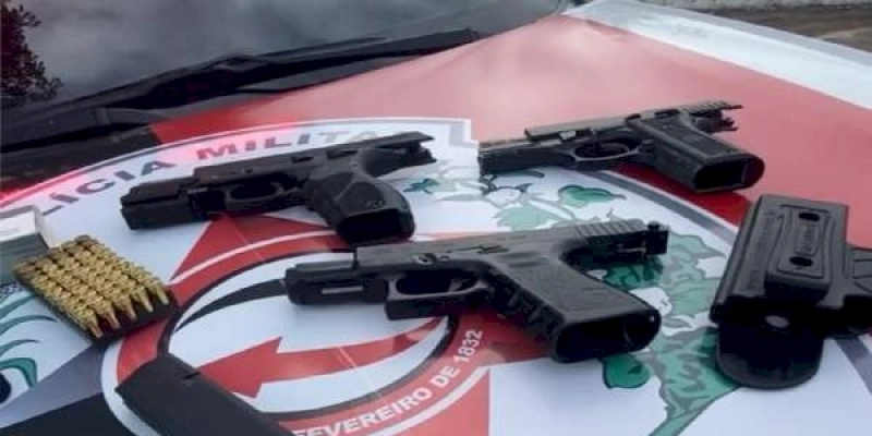 Polícia Militar prende acusados de homicídio e roubo e apreende quatro armas de fogo