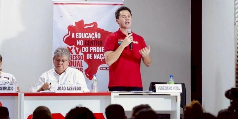 Em debate com trabalhadores da Educação, Veneziano diz que João não implantou PCCR porque não quis