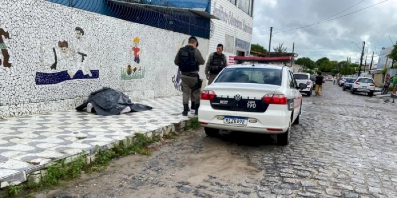 Policial reformado mata professor a tiros na porta de escola, na Paraíba