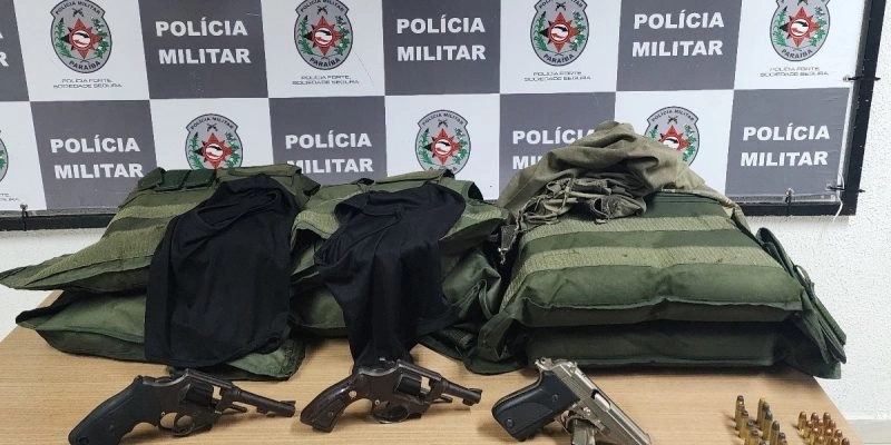 Polícia  intercepta carro roubado e apreende armas e coletes com cinco suspeitos