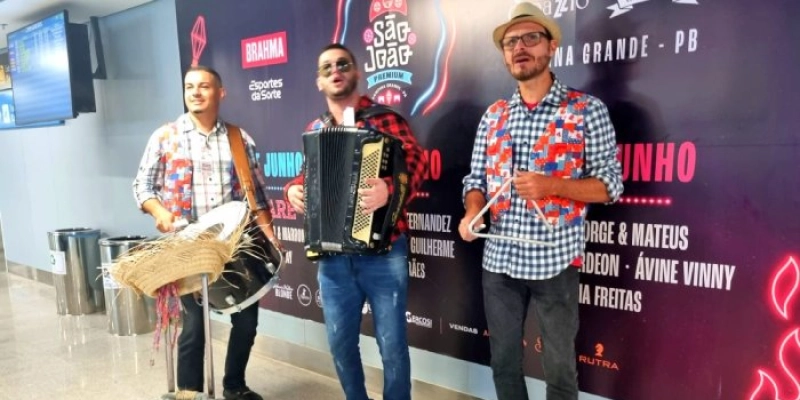 Turistas são recebidos ao som de muito forró pé de serra nos aeroportos da Paraíba