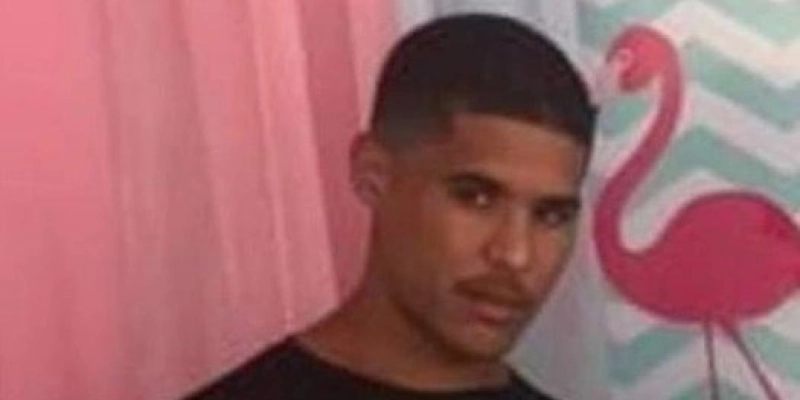 Jovem é assassinado a tiros de pistola em praça pública no sertão paraibano; outra pessoa foi atingida pelos disparos