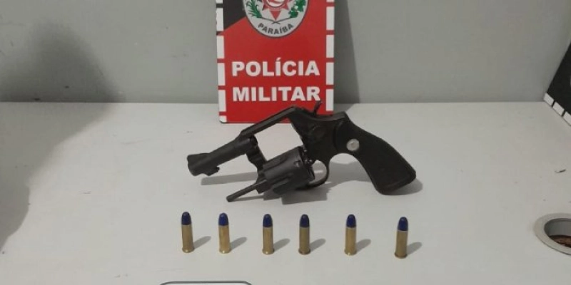  Polícia Militar prende integrante de facção com arma em festejo junino na PB