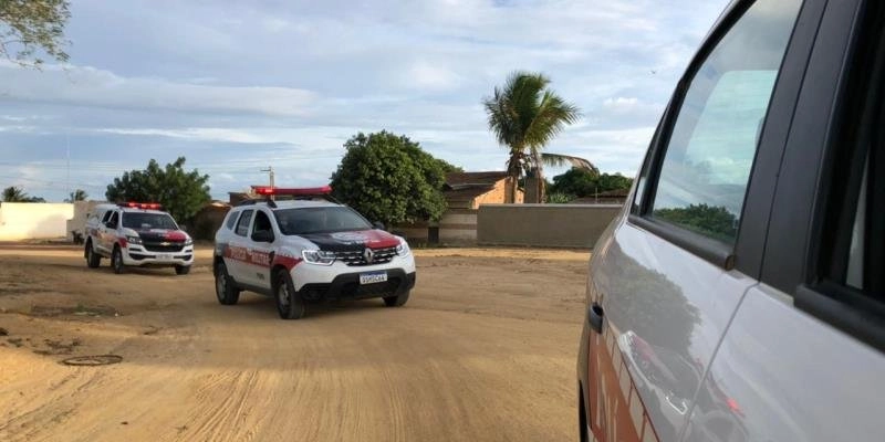 Homem apresentando fortes indícios de embriaguez alcoólica, agride mulheres com pauladas e é detido pela PM, em Cajazeiras