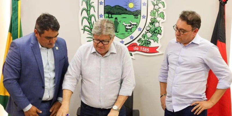 Em audiência, Lucas Braga e Heron Cid apresentam a João prioridades de Marizópolis e projeto de grande praça da cidade