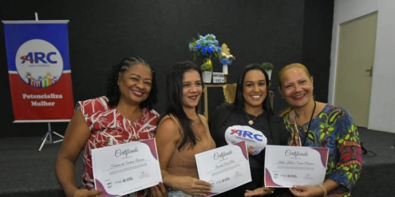 Pollyanna Dutra destaca a importância da capacitação profissional durante entrega de certificados de cursos profissionalizantes