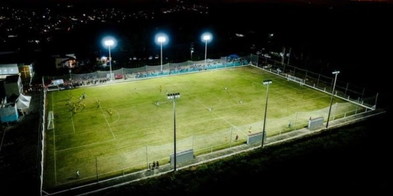 Gervásio Maia participa da entrega da iluminação do Campo Aníbal, em Alagoa Nova