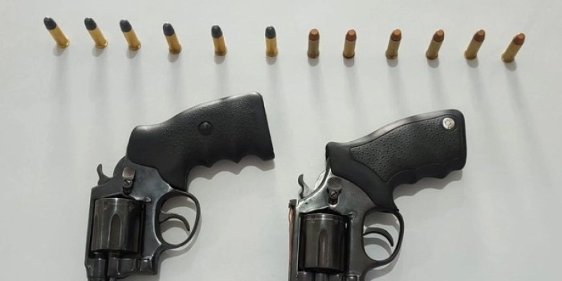 Ação da Polícia Civil apreende adolescente que roubou arma de vigilante na PB; dois revólveres apreendidos