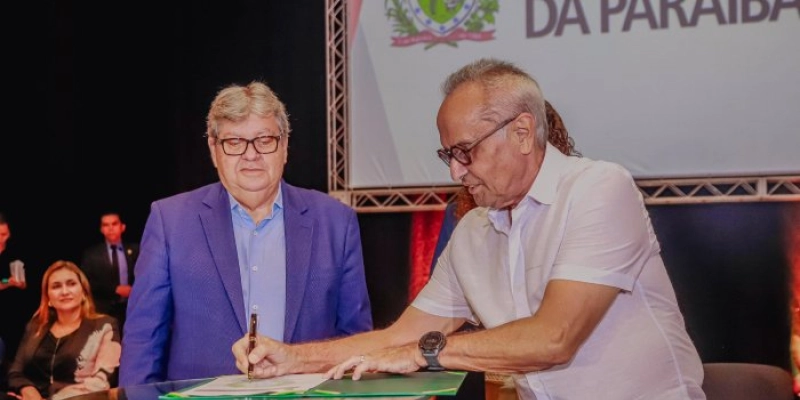Cícero assina termo que viabiliza investimentos em áreas de praia e projetos de habitação, em JP
