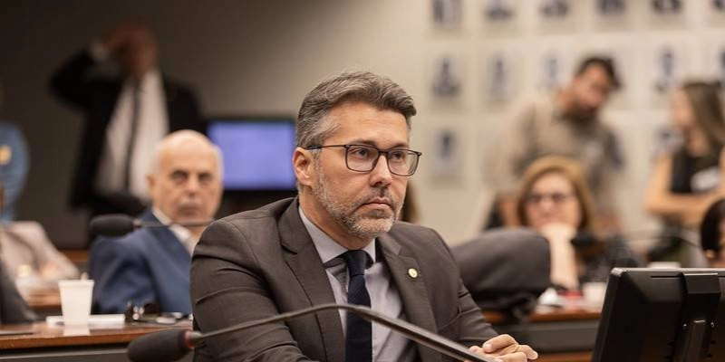 Projeto de Leonardo Gadelha garante isenção de tarifa de pedágios para veículos elétricos