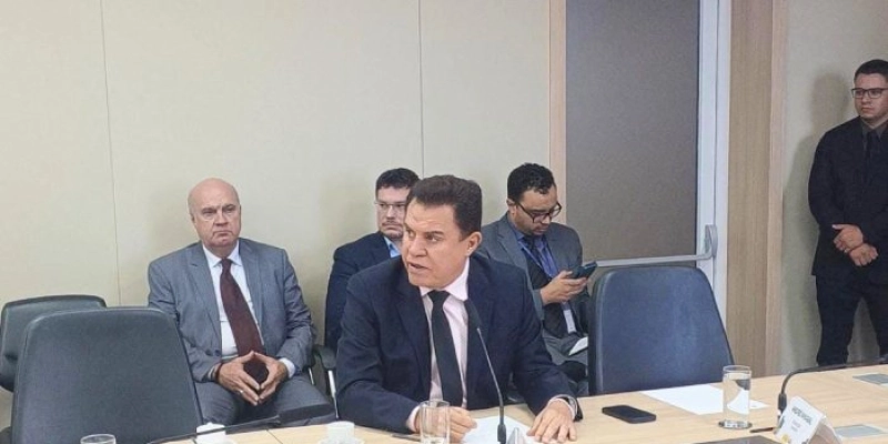 A convite do ministro dos Transportes, Wilson Santiago prestigia acordo para implantação do VLT de Campina Grande